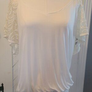 FREE PEOPLE TOP WITH LACE DETAIL SLEEVES SIZE M